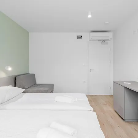 Prenocisca Autur * Tolmin